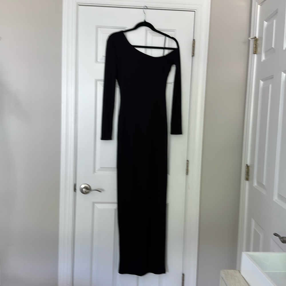 Black maxi dress never worn! It’s so flattering can be worn, casual or elegant.